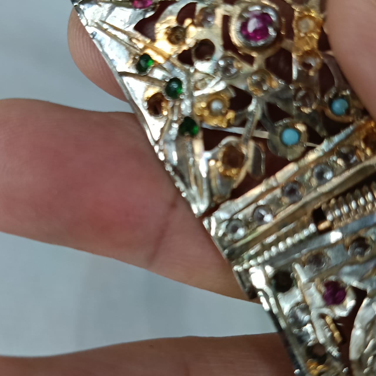حزامة نحاس قديمة مرصعة بالأحجار