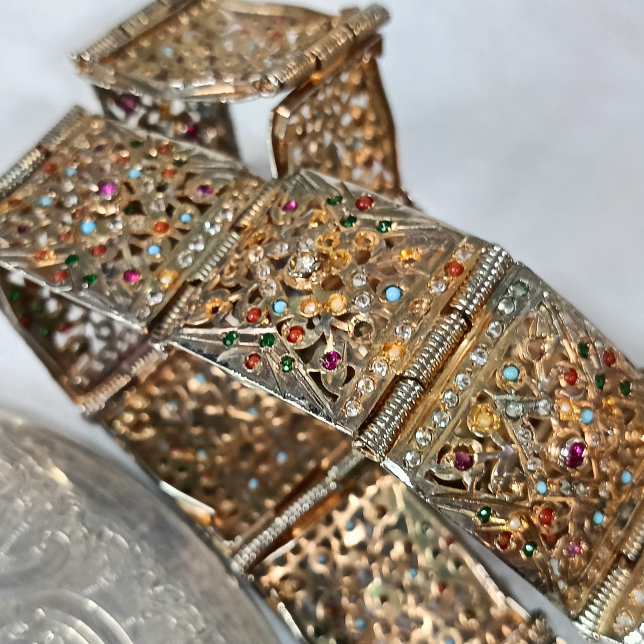 حزامة نحاس قديمة مرصعة بالأحجار