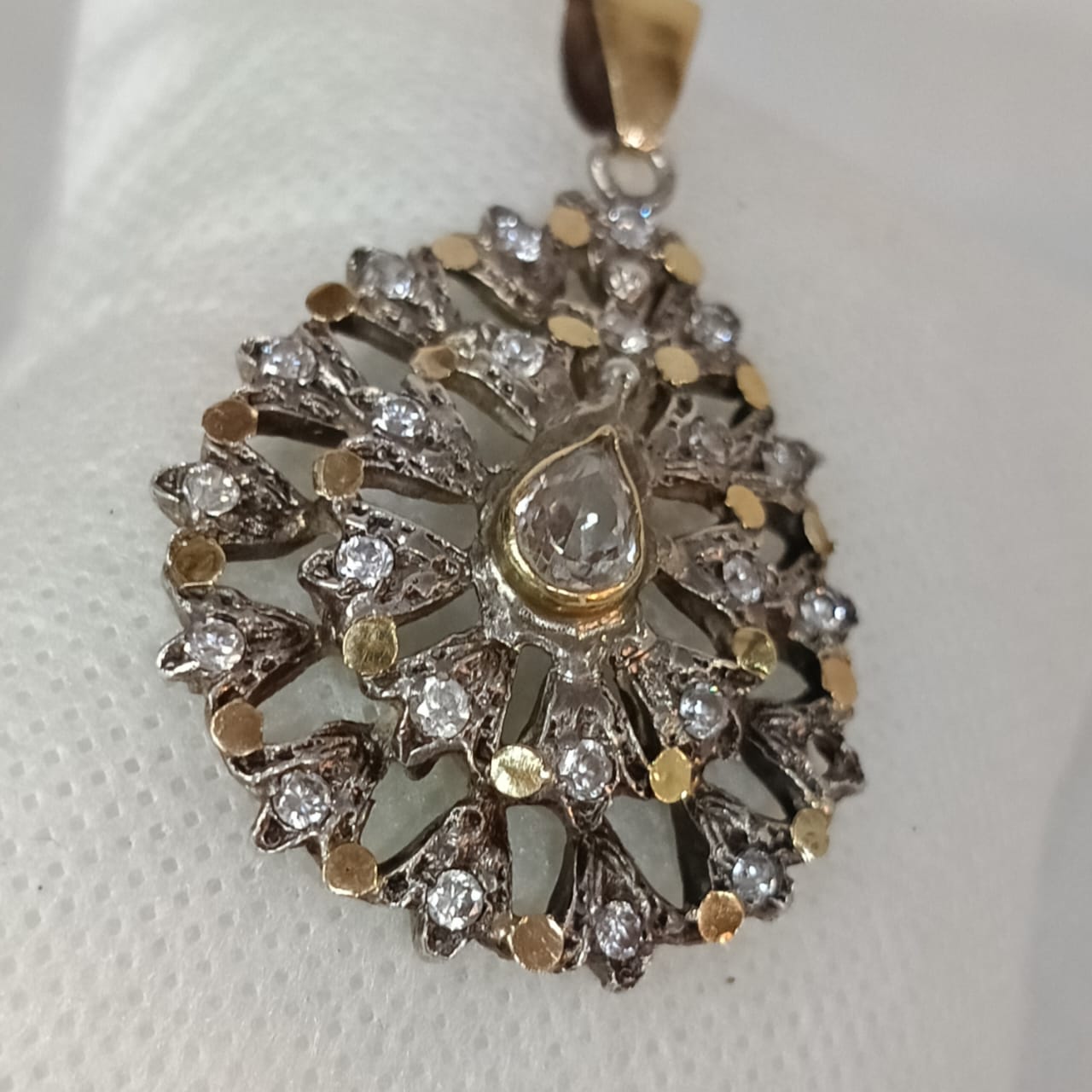 قلادة عتيقة فضة ومعلاق ذهب مع قطع ذهبية مرصعة بالأحجار