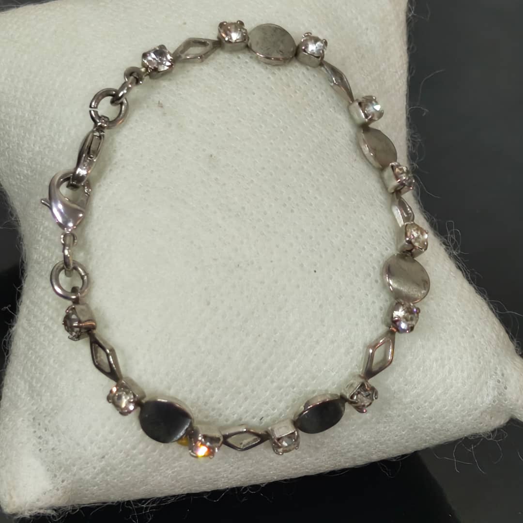 سوار معدني بحجر
طول 16cm
Prix 3000