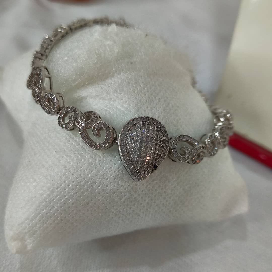 باغيغ فضة مرصعة بالأحجار كريمة 
سلسلة+سوار+خاتم+أقراط
طول سلسلة مغلق 20cm
Prix 82000