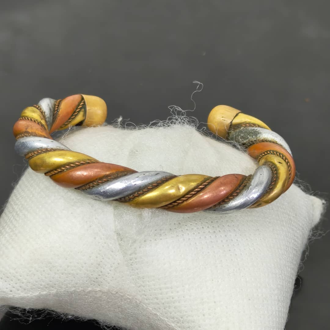 سوار نحاس ملون تحفة
قطر 6cm
Prix 5000