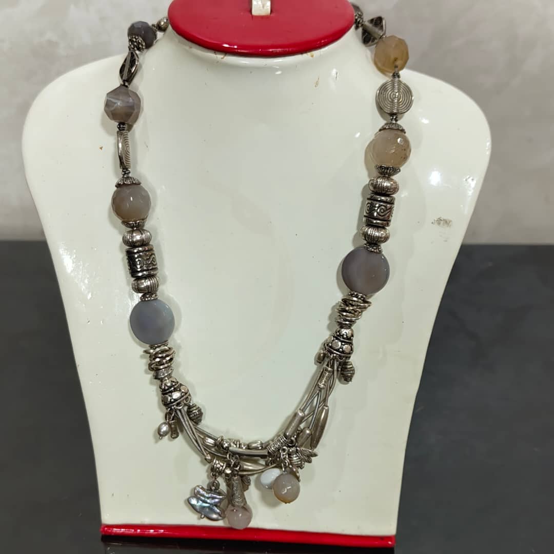 عقد تحفة بحجر عقيق تغليف فضة 
طول مغلق 24cm
Prix 10000