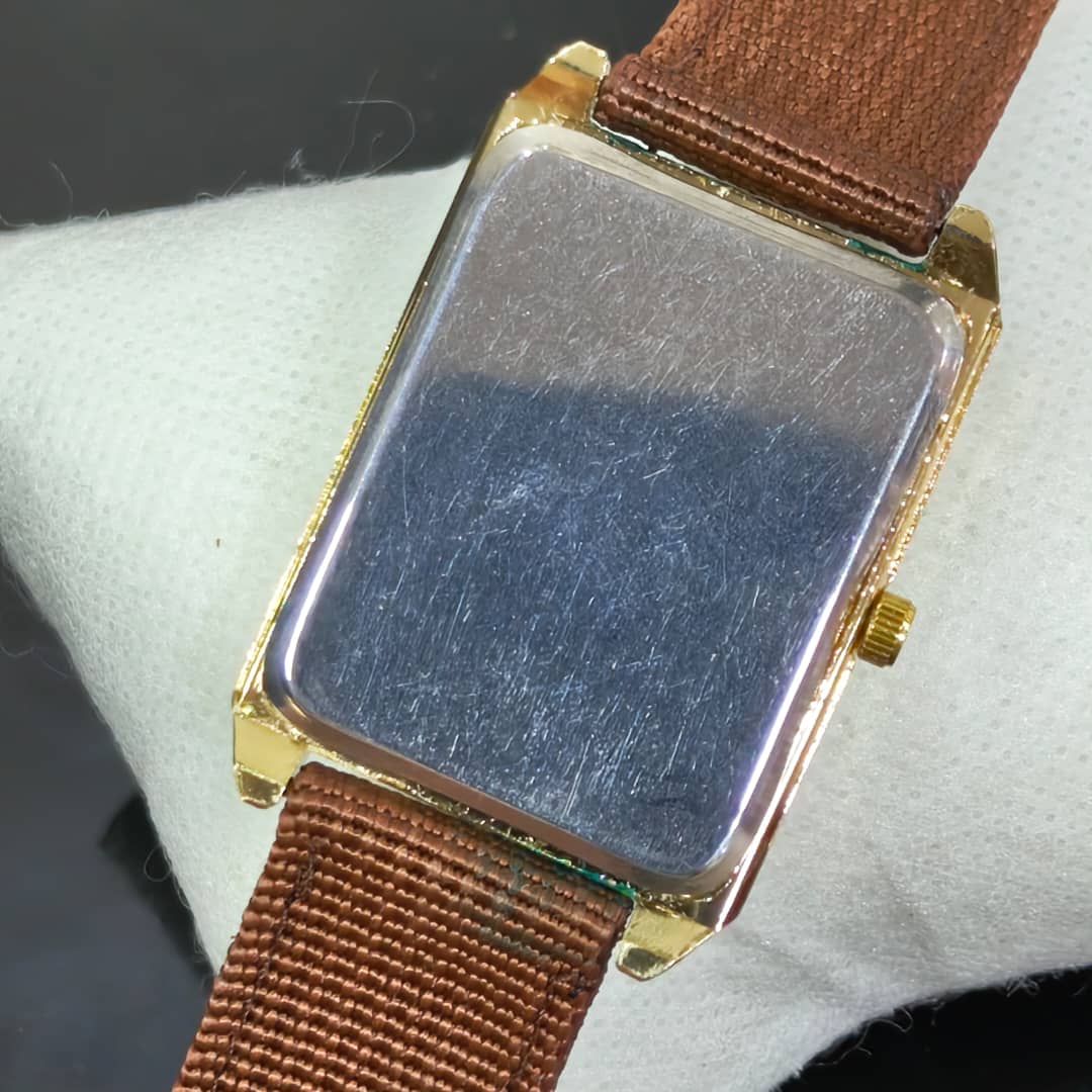 Montre Genèva quartz original ثمان مئة ألف
40mm
Prix 8000