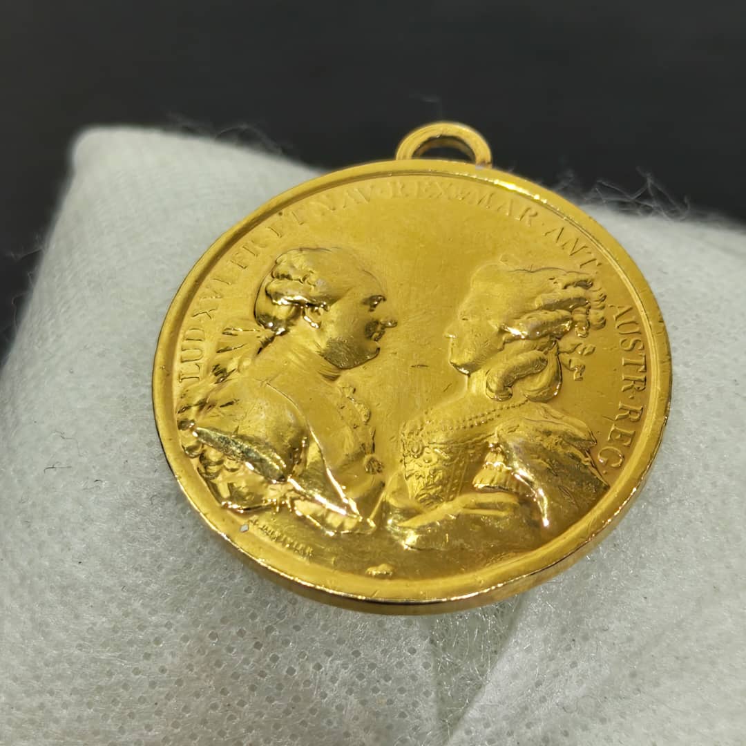 Ancien médaille en plaqué or 
قطر 3,5cm