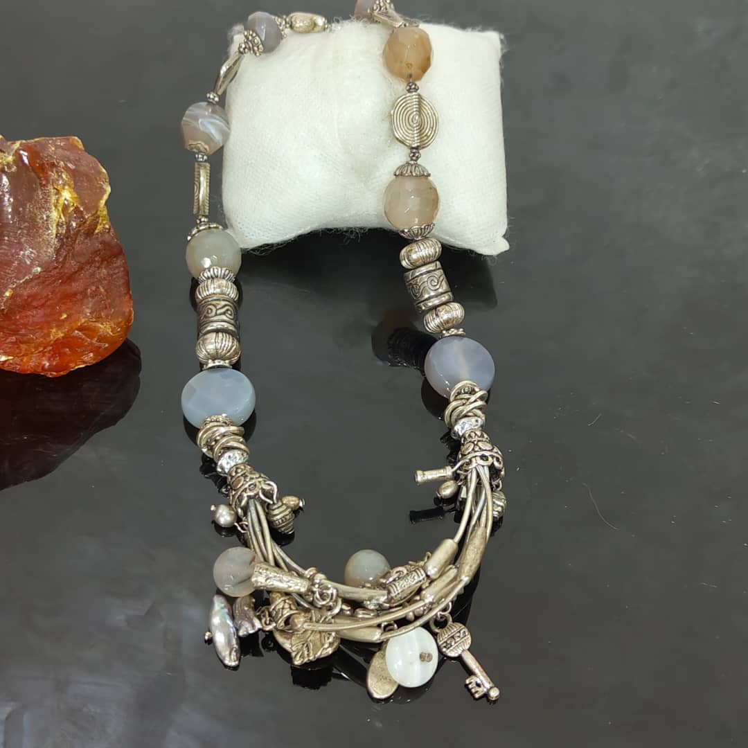 عقد تحفة بحجر عقيق تغليف فضة 
طول مغلق 24cm
Prix 10000