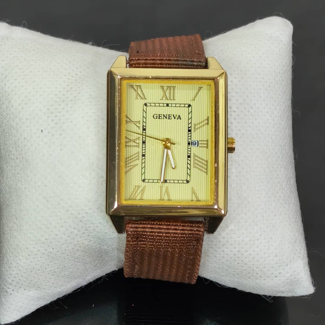 Montre Genèva quartz original ثمان مئة ألف
40mm
Prix 8000