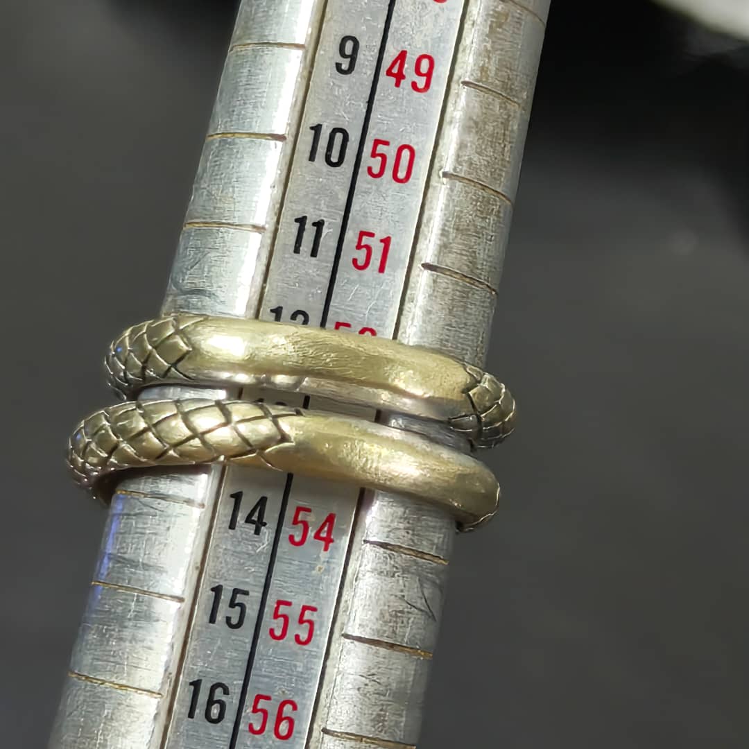 خاتم ثعبان فضة نسائي بحجر ياقوت 
سعر 12000