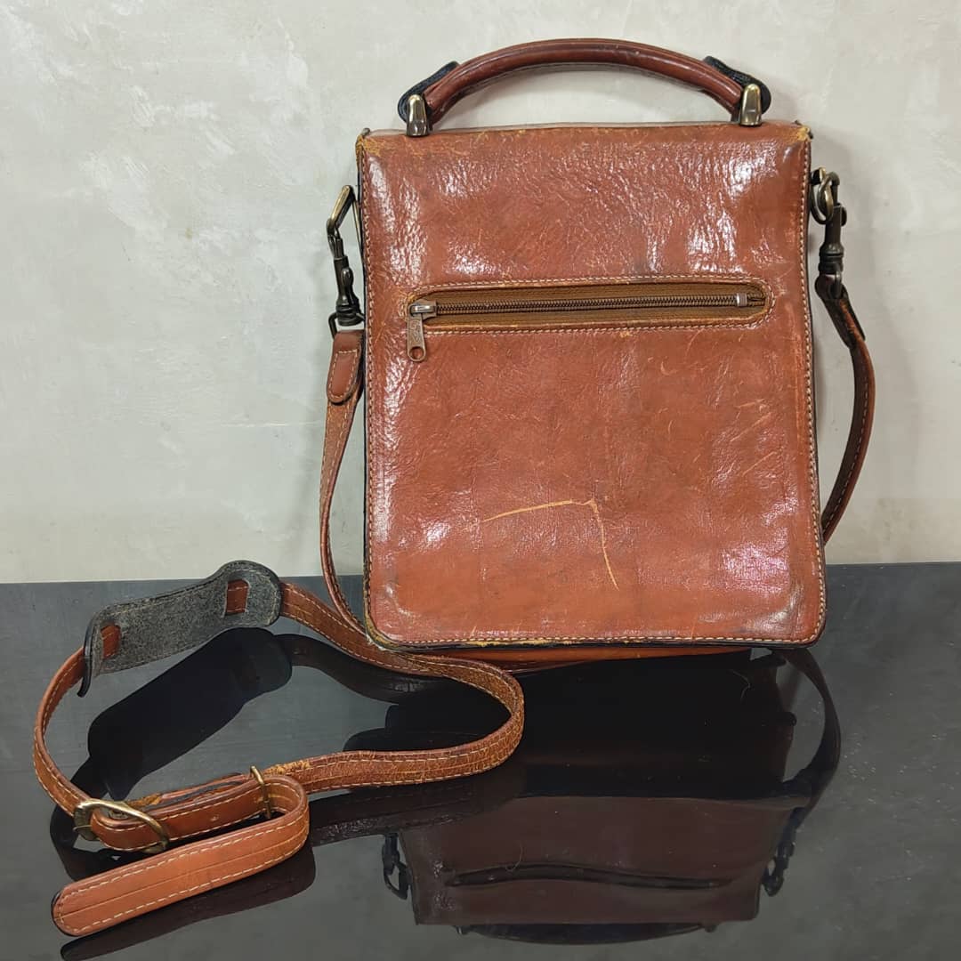 Cartable en cuir original homme 
26cm/16cm
Prix 10000
