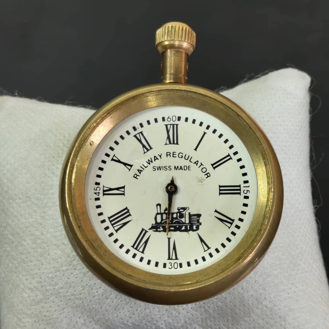 ساعة من برونز تعمل بحاجة إلى غطاء وزجاج
قطر 5cm
Prix 5000