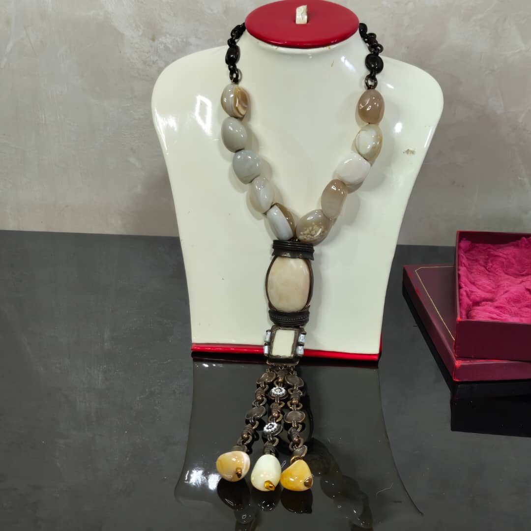 عقد فخم بحجر عقيق سليماني ونحاس وصدف
طول مغلق 20cm
طول مغلق بالقلادة 42cm
Prix 25000