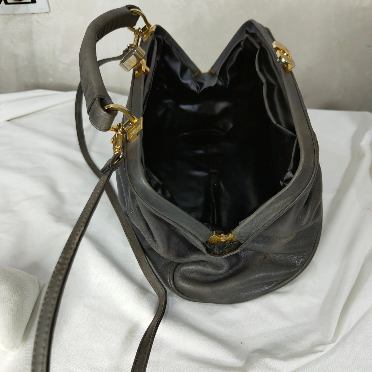 Sac en cuir femme original 
30/26cm
Prix 8500