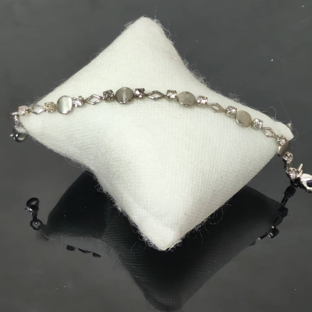 سوار معدني بحجر
طول 16cm
Prix 3000