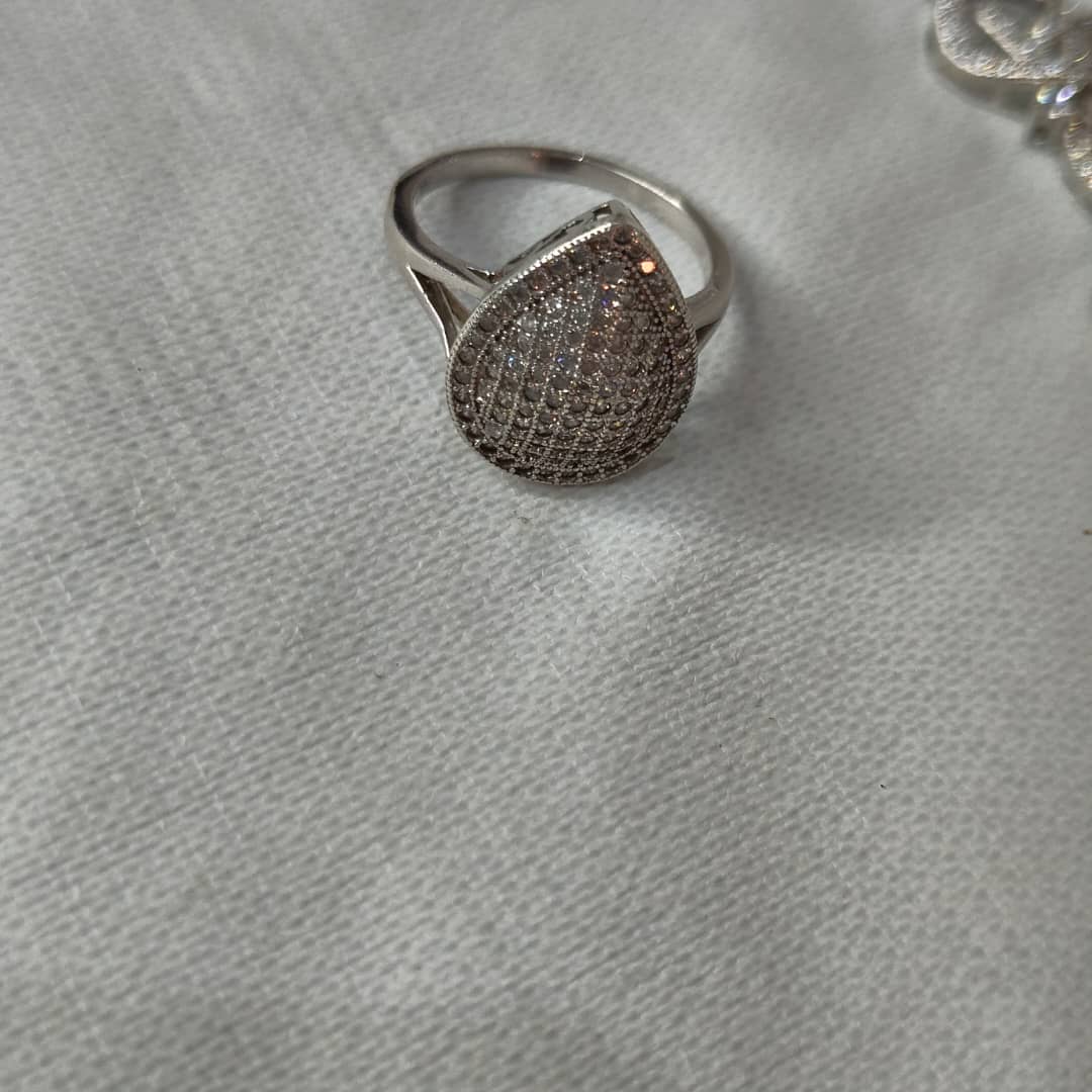 باغيغ فضة مرصعة بالأحجار كريمة 
سلسلة+سوار+خاتم+أقراط
طول سلسلة مغلق 20cm
Prix 82000