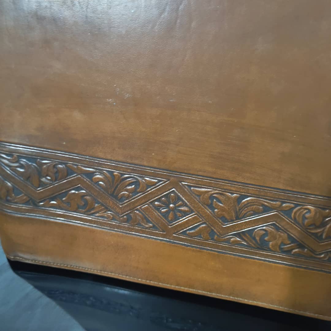 Grand classeurs en cuir original مليون ومتين 
40cm/30cm
Prix 12000