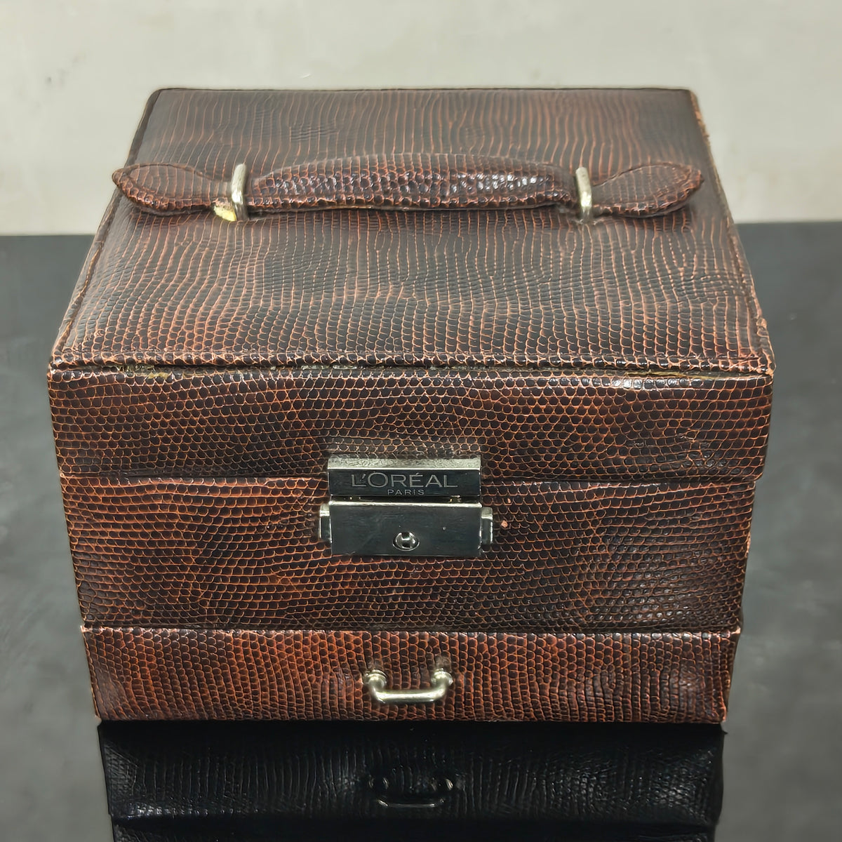 Boite bijoux L'Oréal Paris en cuir original 
16/10cm
Prix 8000