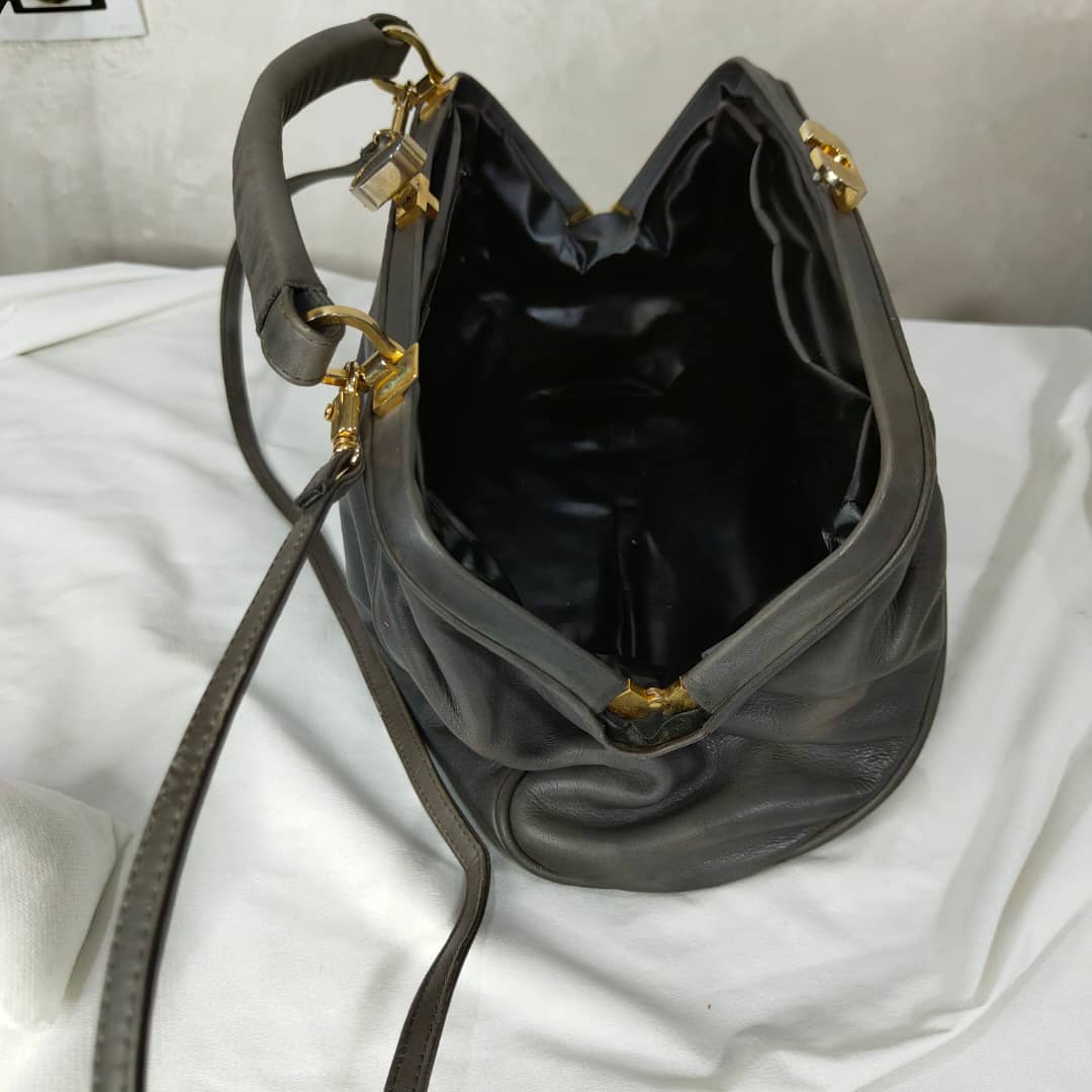 Sac en cuir femme original 
30/26cm
Prix 8500