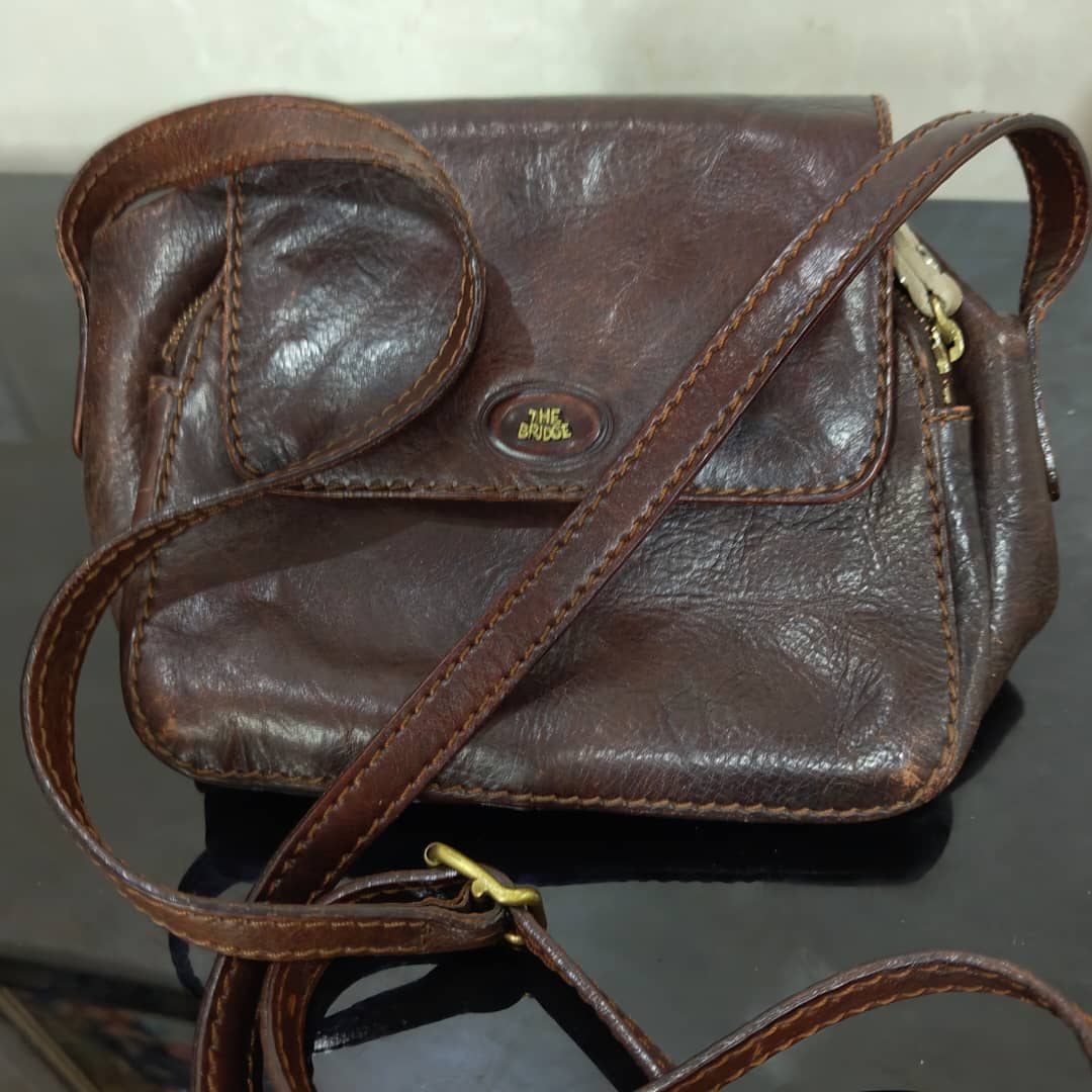Sac thé bridje en cuir femme 
20cm/20cm
Prix 10000