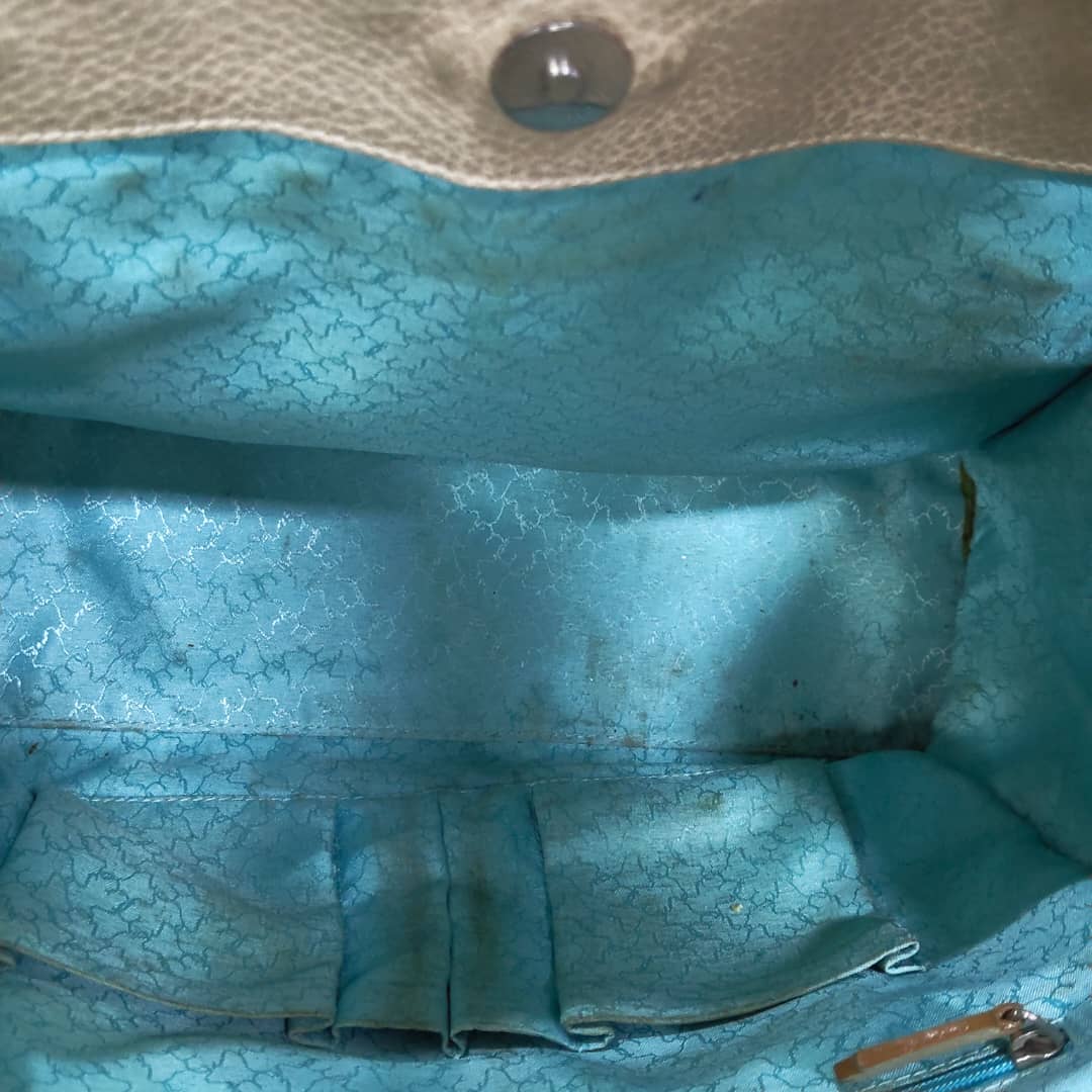 Sac tous en cuir femme original 
30/26cm
Prix 12000