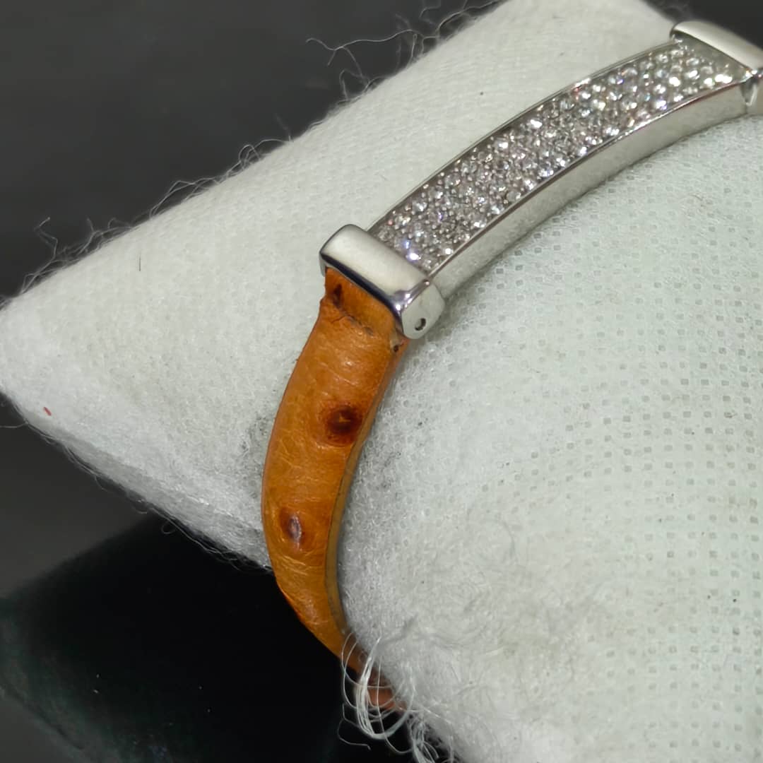 Bracelet en cuir femme original 
Prix 6000