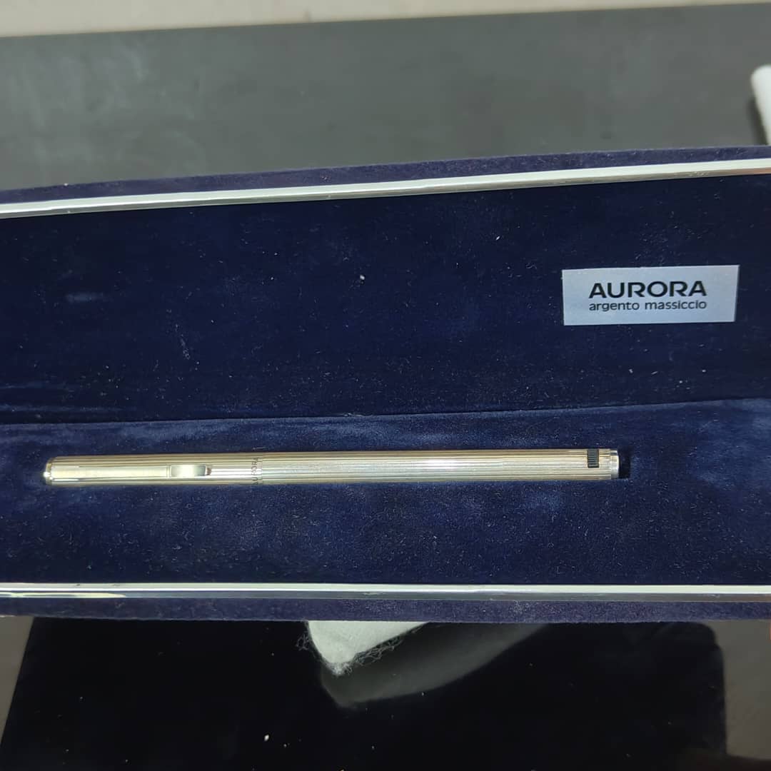 Stylo plume aurora argent/ or14k
Prix 42000
