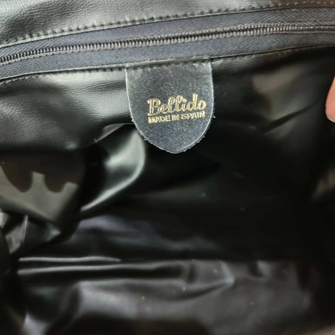 Sac en cuir femme original 
30/26cm
Prix 8500