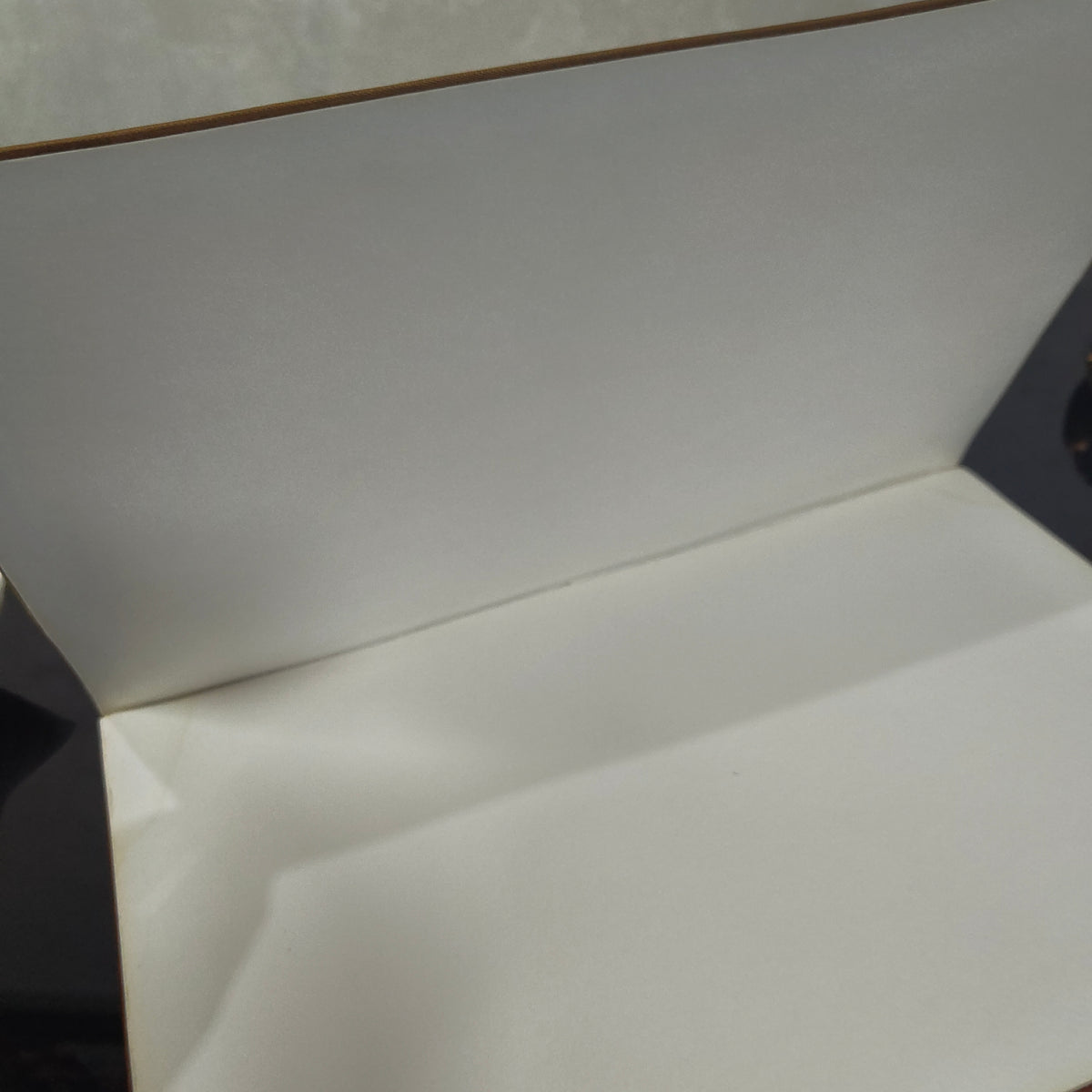 Grand classeurs en cuir original مليون ومتين 
40cm/30cm
Prix 12000