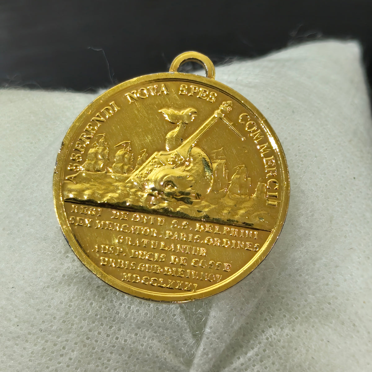 Ancien médaille en plaqué or 
قطر 3,5cm