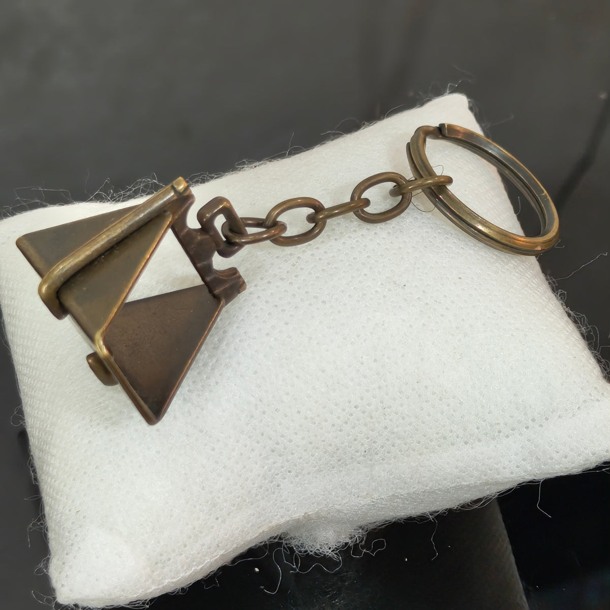 Porte clé en cuivre 
9cm
Prix 4500