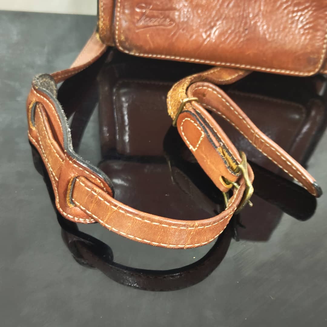 Cartable en cuir original homme 
26cm/16cm
Prix 10000