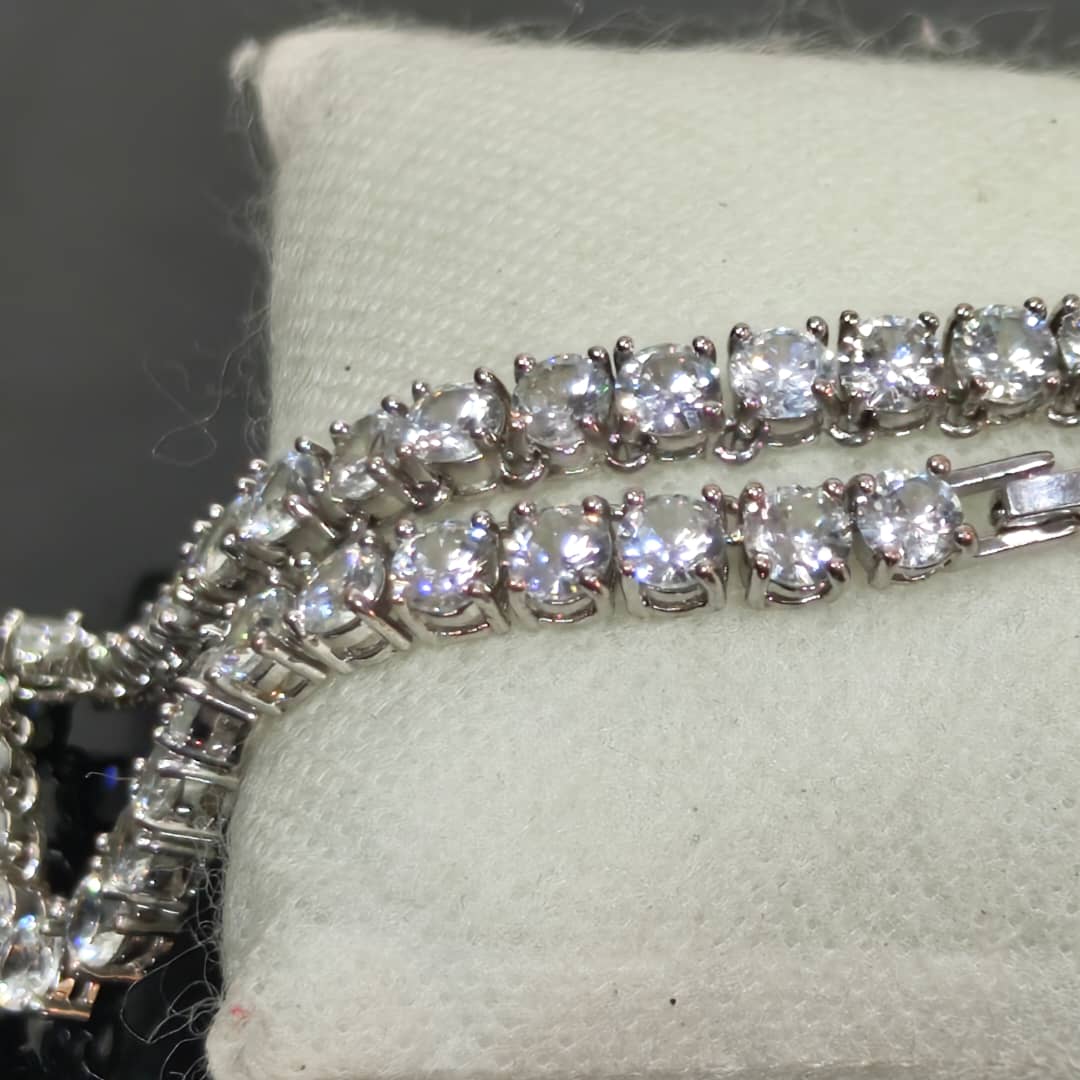 سلسلة بلاكي أبيض مرصعة بالأحجار 
طول مغلق 18cm
Prix 5500