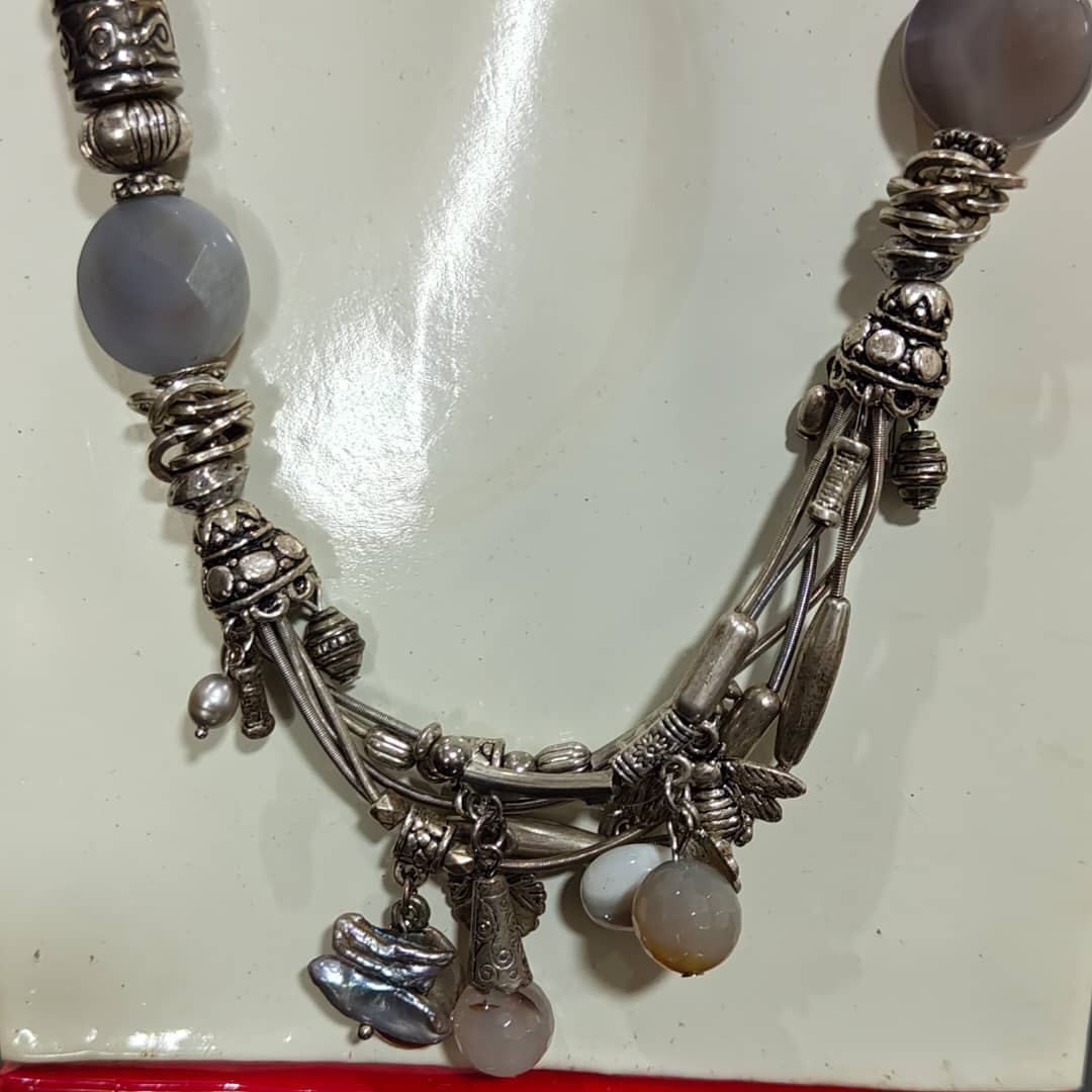 عقد تحفة بحجر عقيق تغليف فضة 
طول مغلق 24cm
Prix 10000
