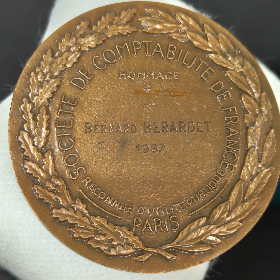 Ancien médaille en bronze 1987
قطر 6cm