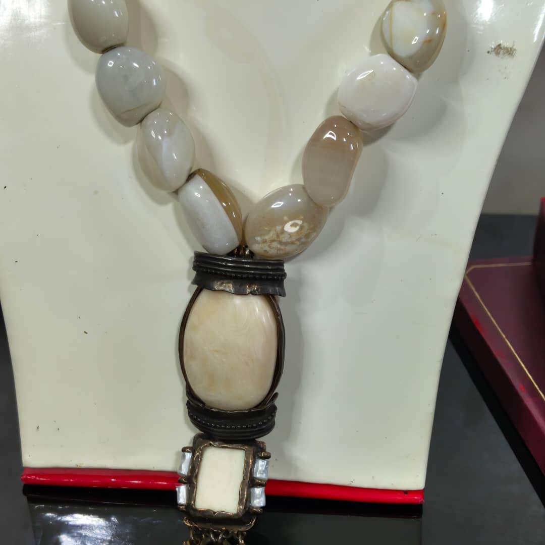 عقد فخم بحجر عقيق سليماني ونحاس وصدف
طول مغلق 20cm
طول مغلق بالقلادة 42cm
Prix 25000