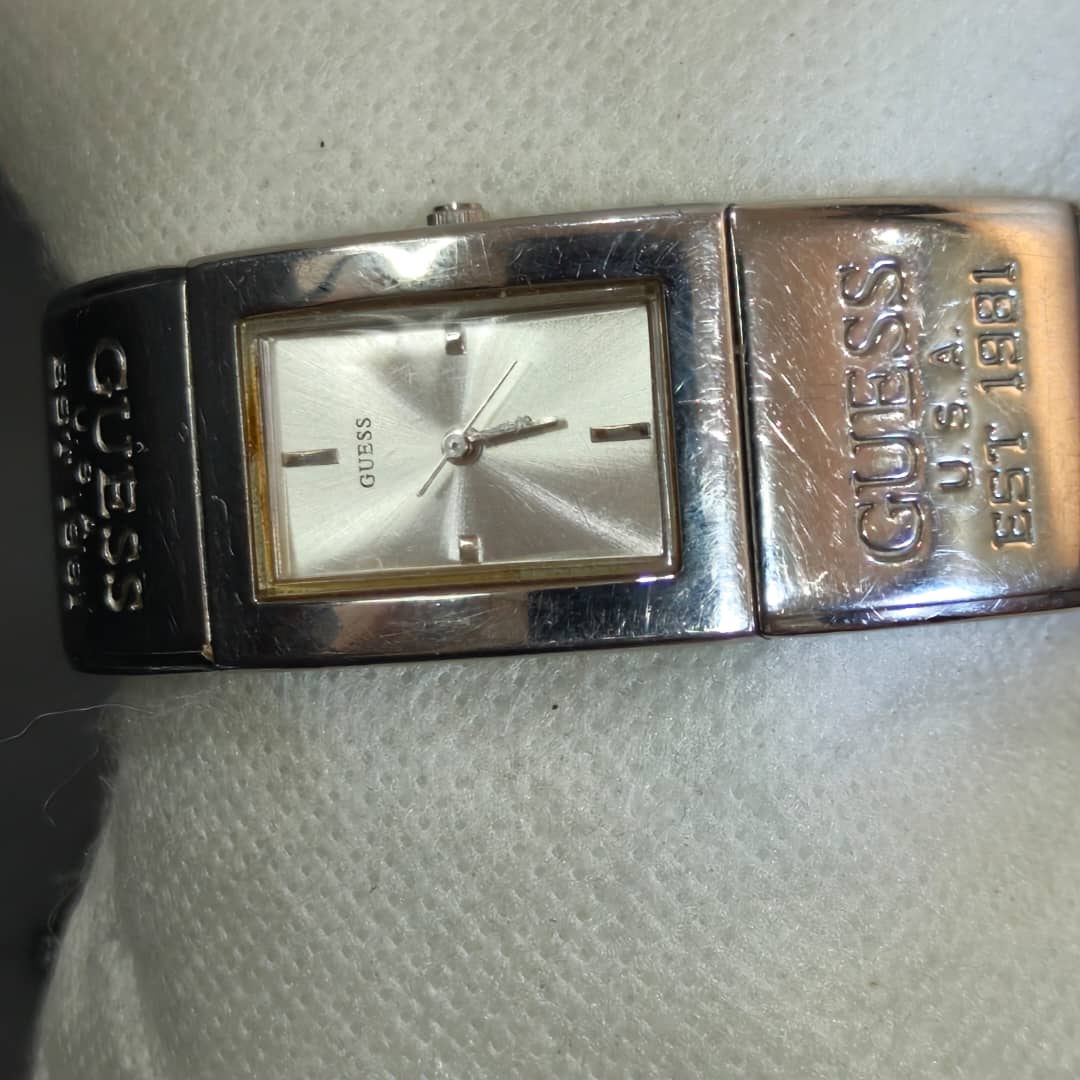 Montre Guess femme original 
Prix 7500