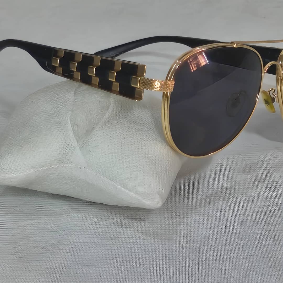 Lunette Versace pilote original 
Prix 30000