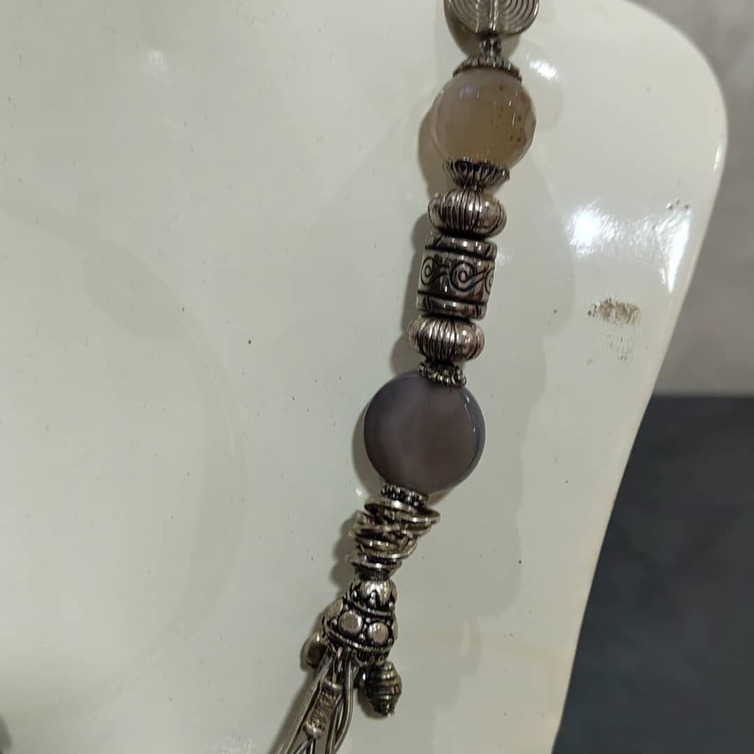 عقد تحفة بحجر عقيق تغليف فضة 
طول مغلق 24cm
Prix 10000