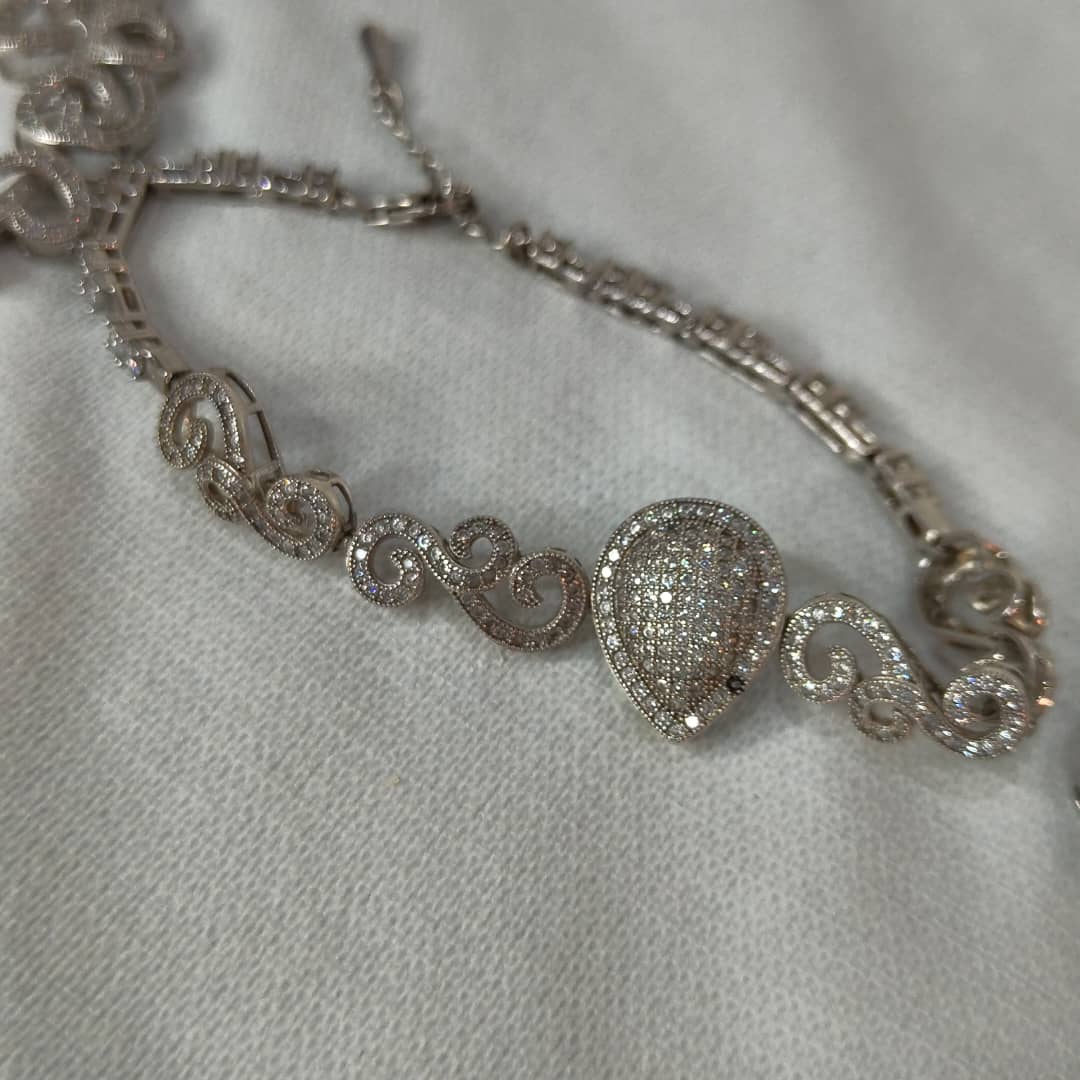 باغيغ فضة مرصعة بالأحجار كريمة 
سلسلة+سوار+خاتم+أقراط
طول سلسلة مغلق 20cm
Prix 82000