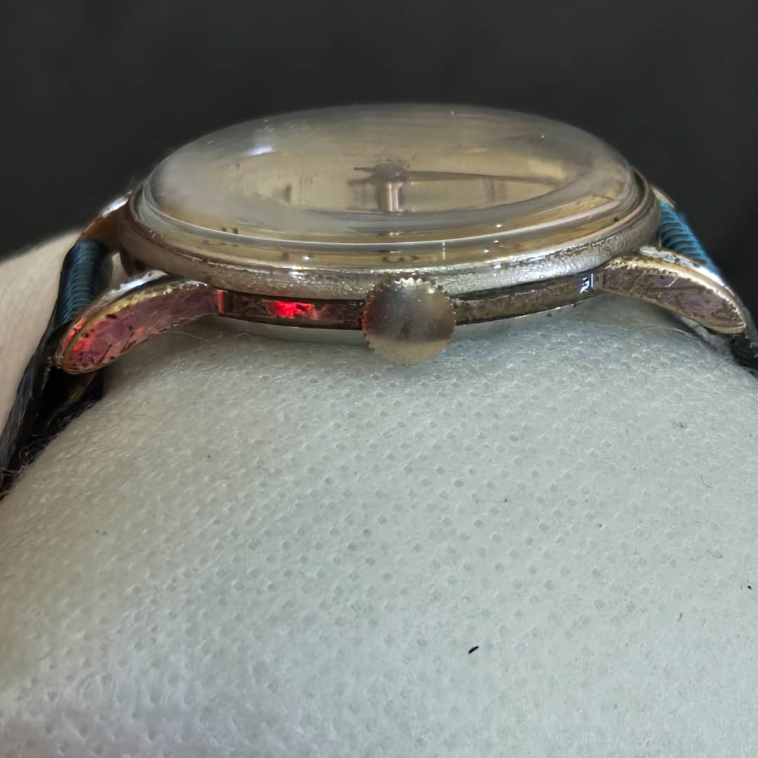 Montre certina mécanique 1950 vintage original 
40mm
Prix 45000