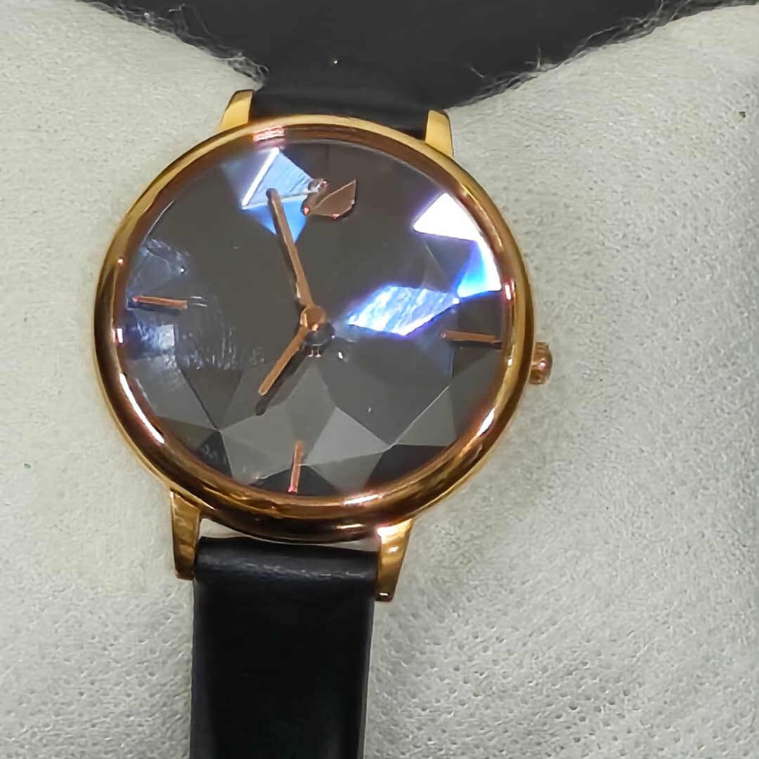 Montre Swarovski crystal suisse quartz femme original 
Prix 13000