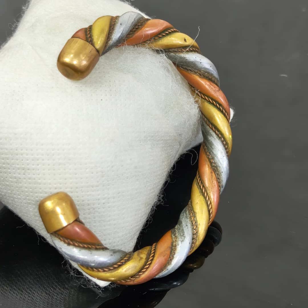 سوار نحاس ملون تحفة
قطر 6cm
Prix 5000