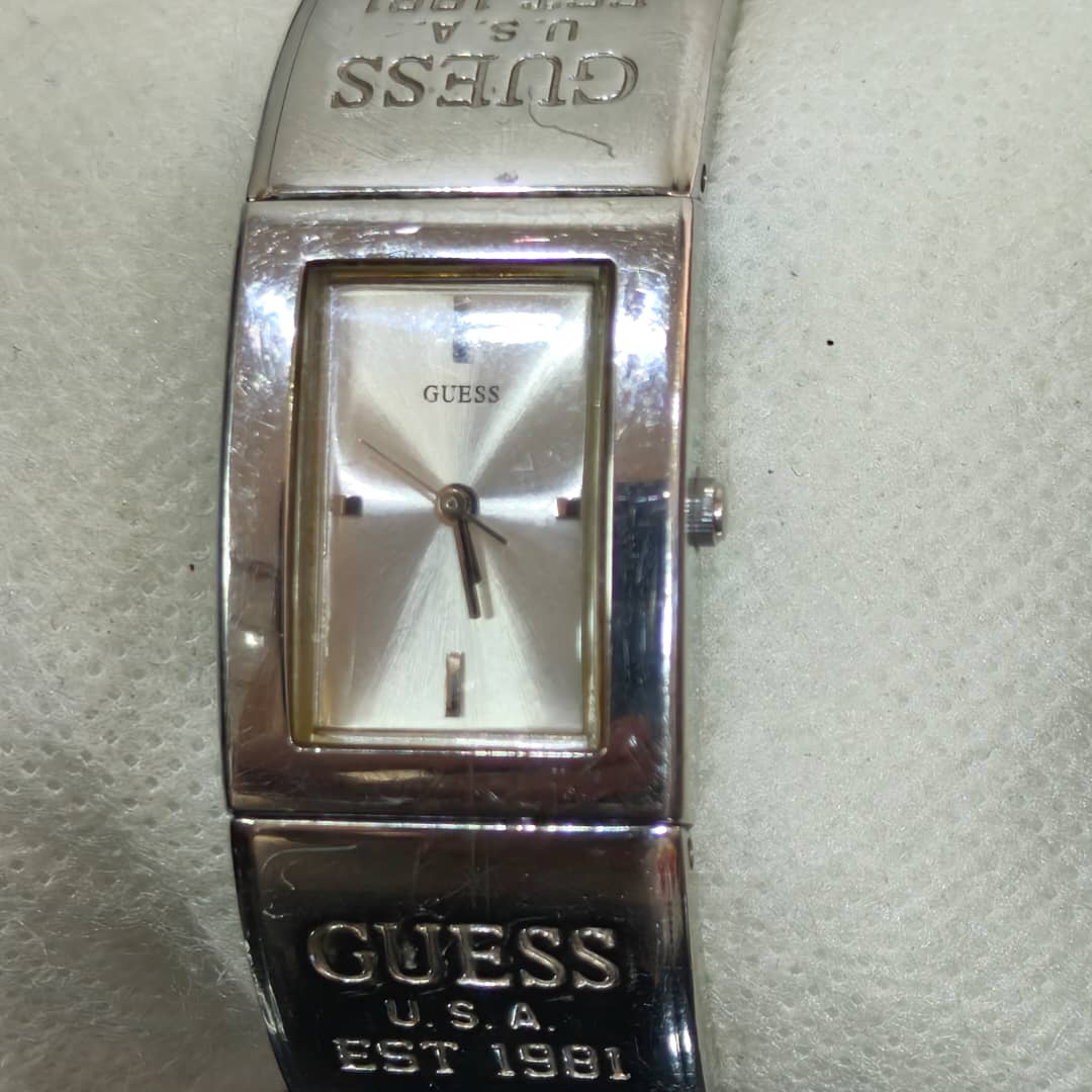 Montre Guess femme original 
Prix 7500