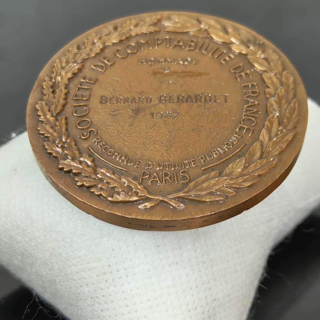 Ancien médaille en bronze 1987
قطر 6cm