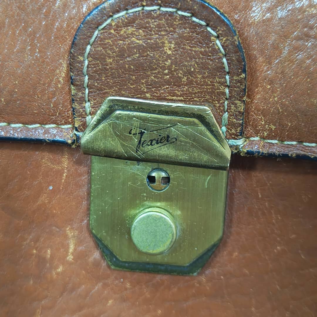 Cartable en cuir original homme 
26cm/16cm
Prix 10000