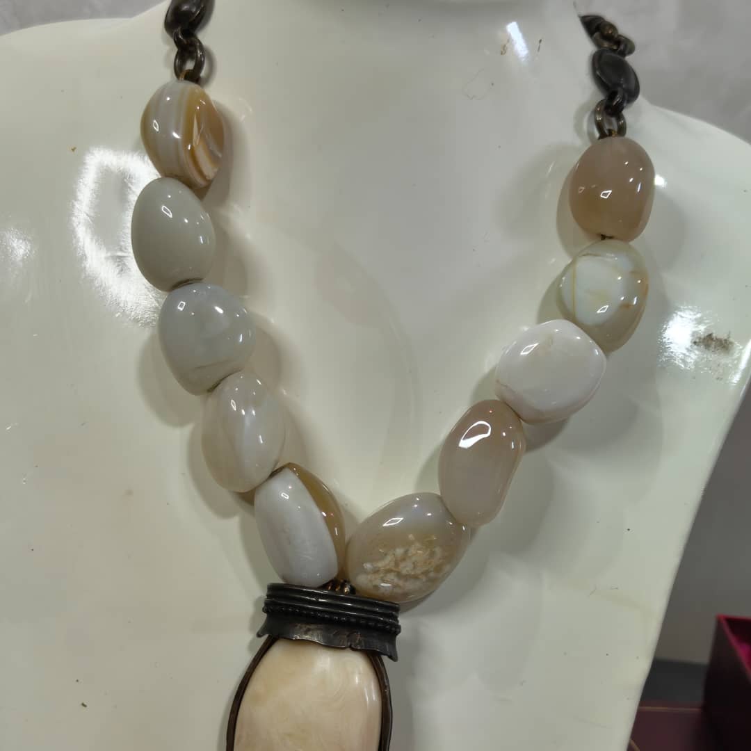 عقد فخم بحجر عقيق سليماني ونحاس وصدف
طول مغلق 20cm
طول مغلق بالقلادة 42cm
Prix 25000