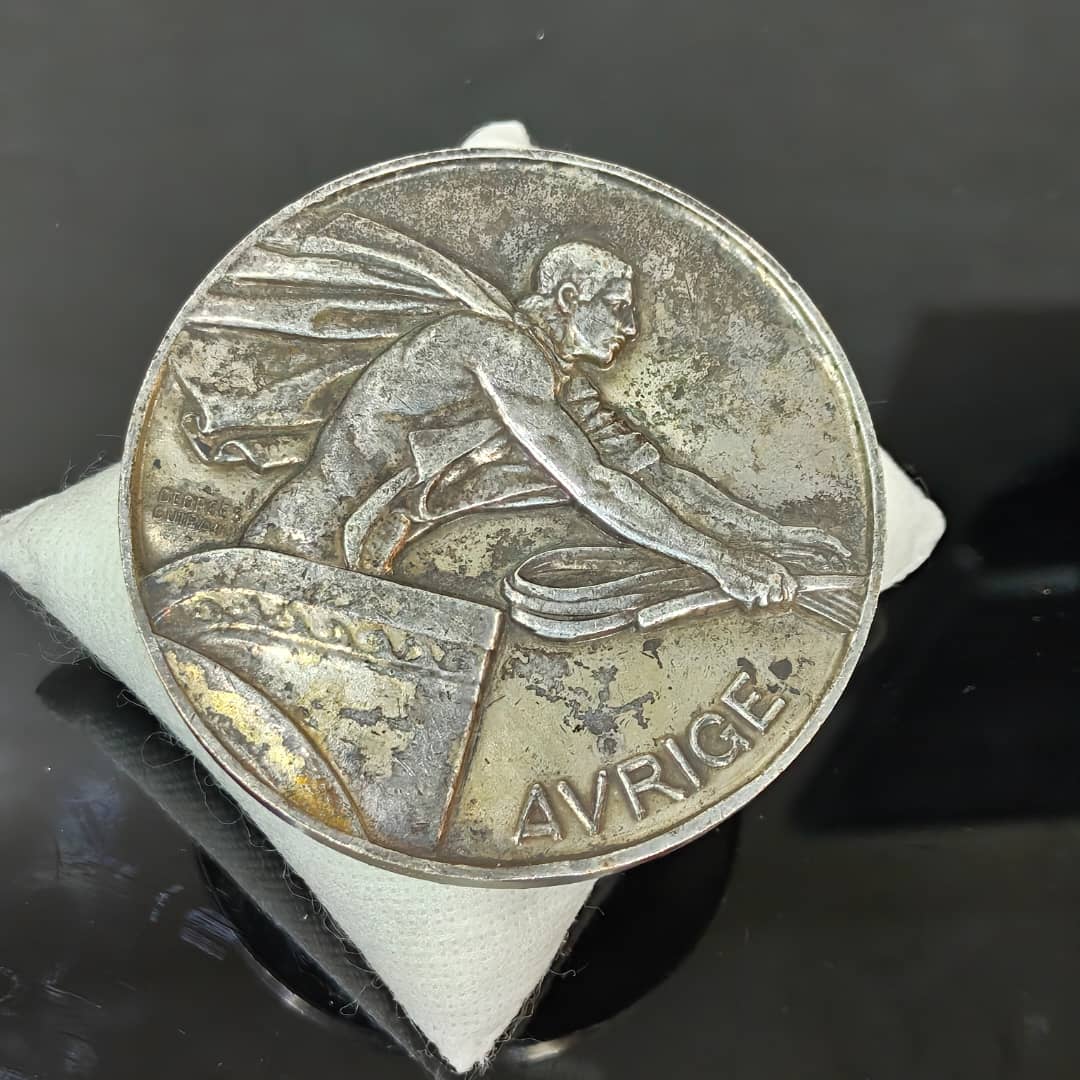 Ancien médaille argenté1979
قطر 8cm