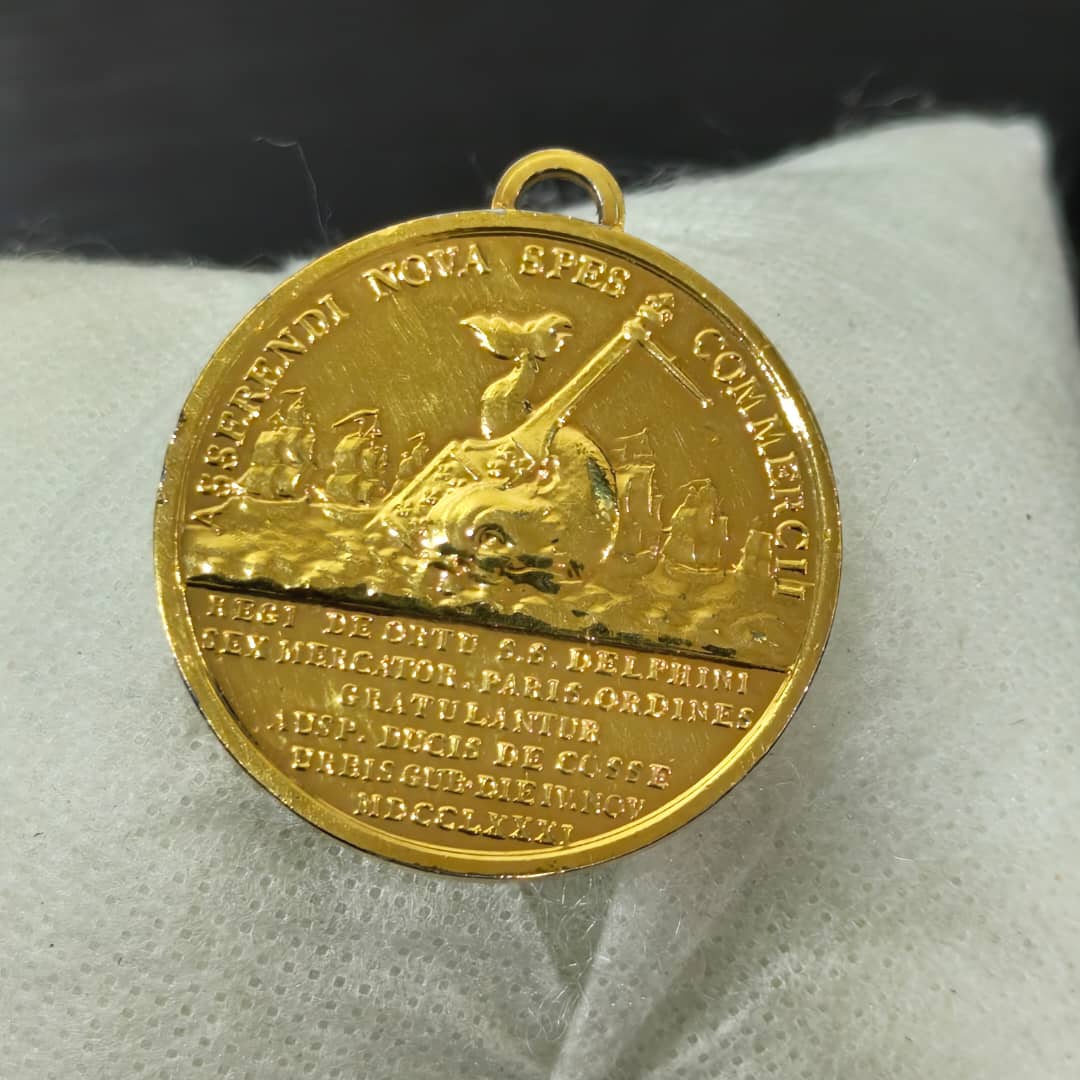 Ancien médaille en plaqué or 
قطر 3,5cm
