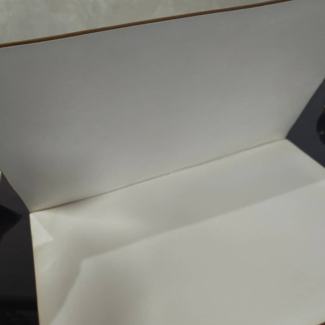 Grand classeurs en cuir original مليون ومتين 
40cm/30cm
Prix 12000