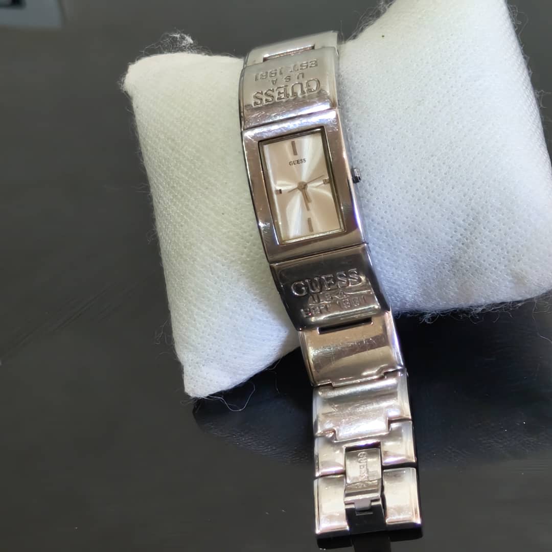 Montre Guess femme original 
Prix 7500