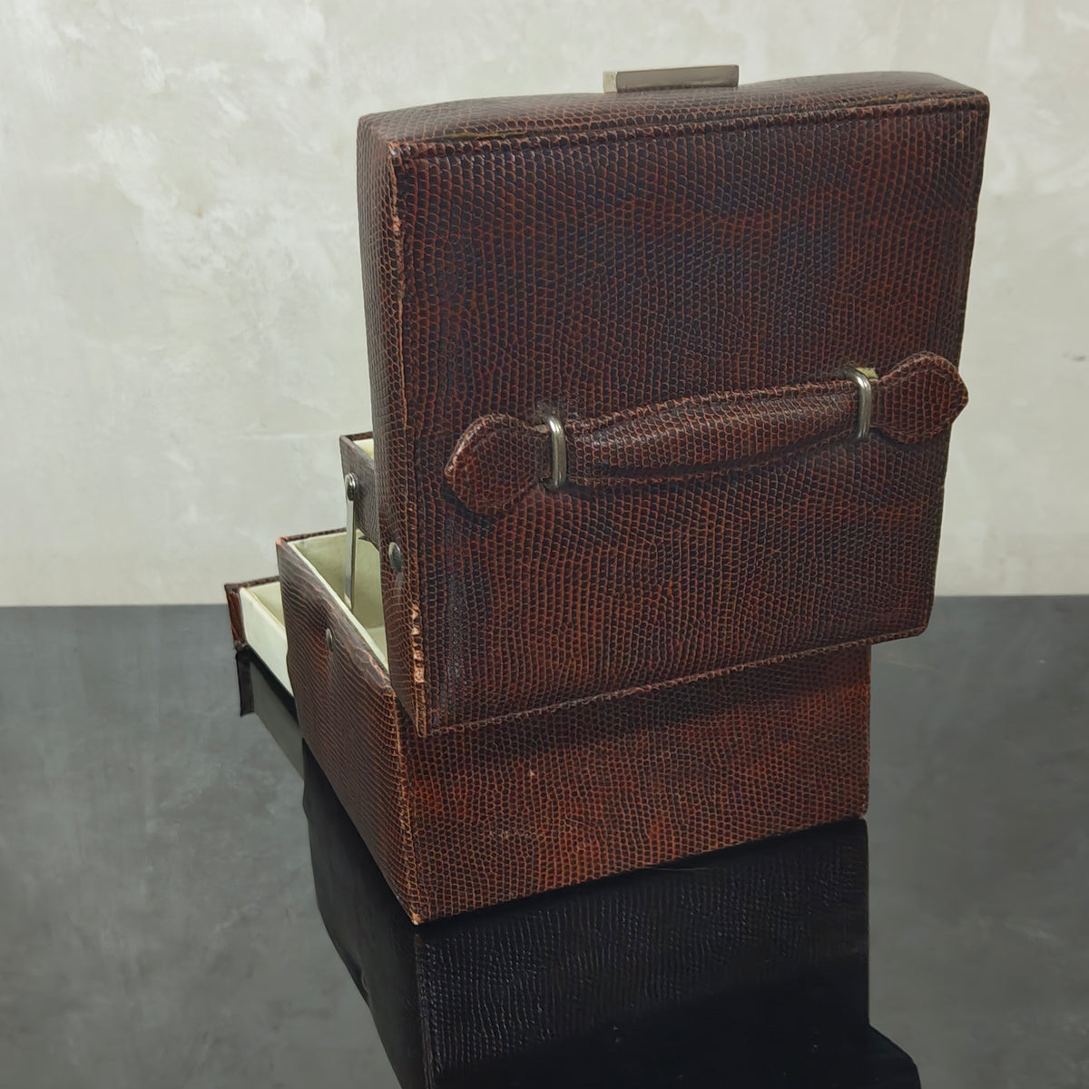 Boite bijoux L'Oréal Paris en cuir original 
16/10cm
Prix 8000